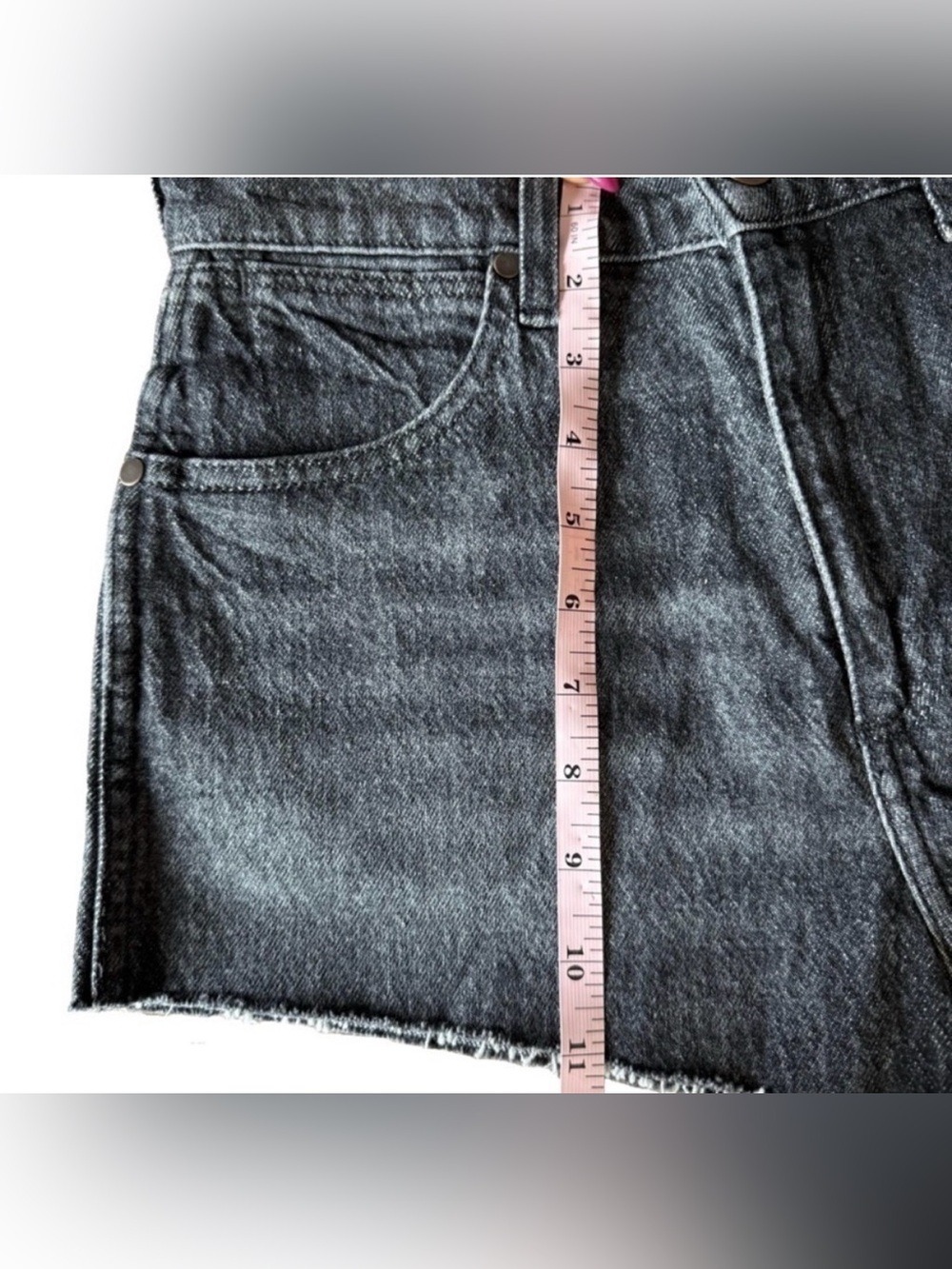 🔥 WRANGLER High Rise Festival Cut Off Shorts Size 27 Black Wash Raw Hem - Picture 11 of 12
